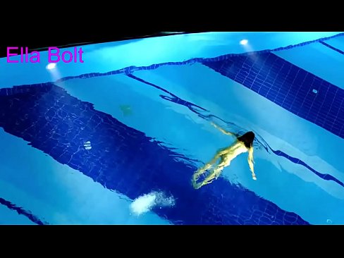 ❤️ Ik kin net ophâlde te sjen, jonge blonde fongen neaken swimmen yn ELLA BOLT resort pool ❌ Porno by wy ﹏