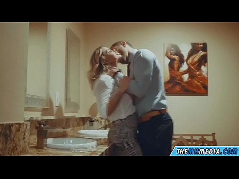 ❤️ As in busty blonde jo ferliedt yn in iepenbier toilet ❌ Porno by wy ﹏